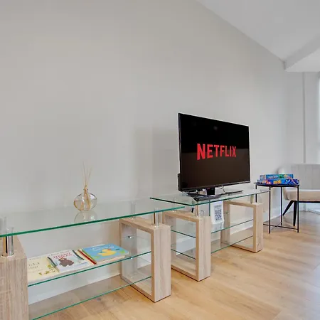 King Size Bed, Flat Screen Tv, Board Games & Books شقة ليدز