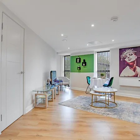 King Size Bed, Flat Screen Tv, Board Games & Books شقة
