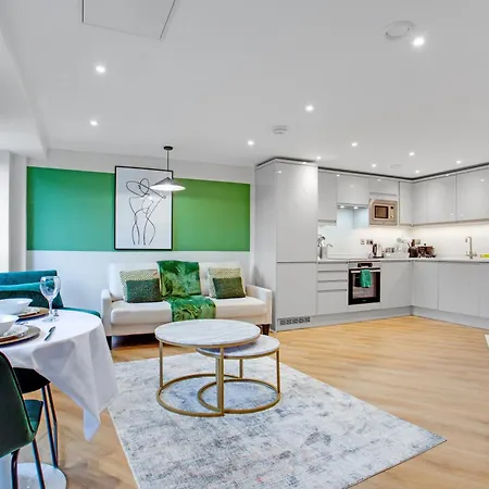 King Size Bed, Flat Screen Tv, Board Games & Books * ليدز
